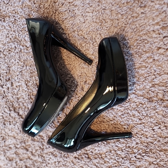 Stuart Weitzman black patent leather pumps heels-7M - Picture 6 of 11